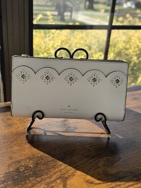 Kate Spade White Leather Scalloped Zip-Around Wallet Bifold Continental
